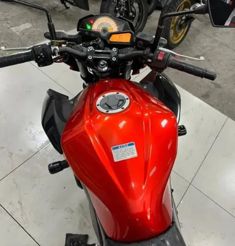 Moto esportiva Kawasaki 300cc vermelho