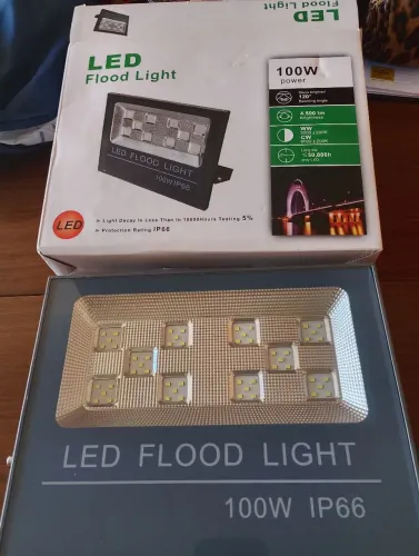 Holofote LED 100 w com tomada