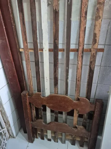 CAMA DE SOLTEIRO EM MADEIRA DE LEI