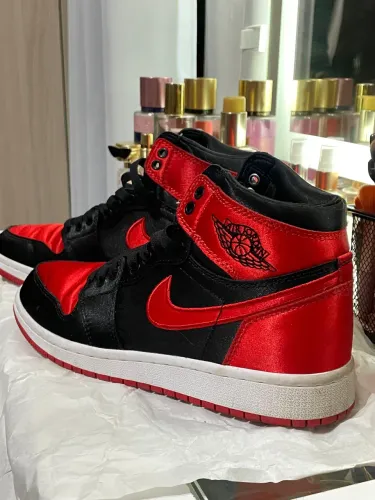 Tênis Air Jordan 1 High OG Satin Bred 36