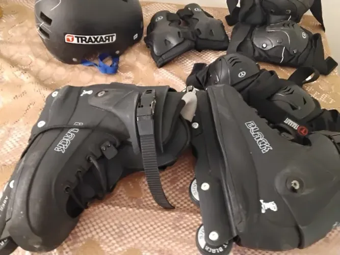 Patins Traxart Black Street Rodas 57mm + Kit de Proteção Completo e Capacete Traxart