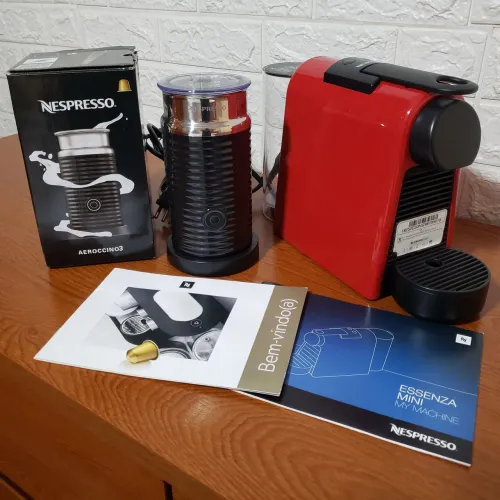 Cefeteira Essenza mini vermelha + Aeroccino3 preto 127volts