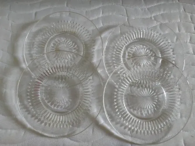Pratos de vidro de sobremesa trabalhados, antigos, vintage, década 60.