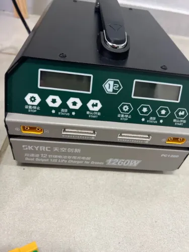 Carregador SkyRC PC1260 1260W Dual 12S (carrega 2 LiPo ao mesmo tempo)