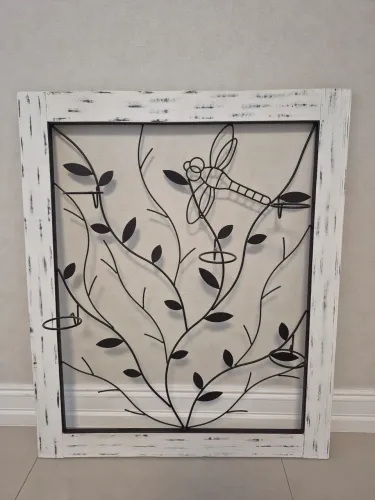 Vendo quadro decorativo com moldura de madeira e detalhes interno de ferro 