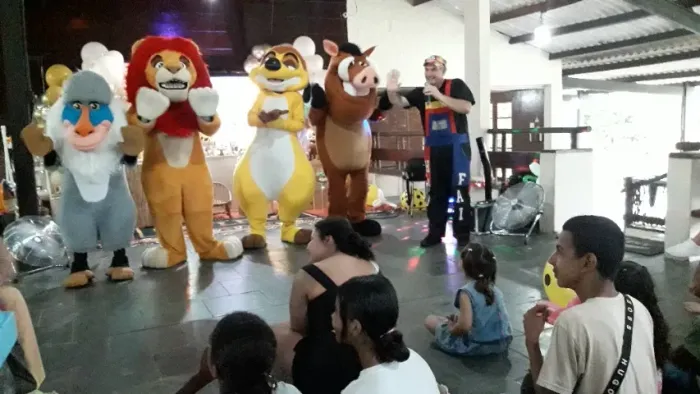 Personagens vivos Rei Leão cosplay Turma simba