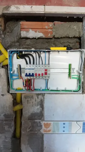 Eletricista predial formado pelo grau técnico