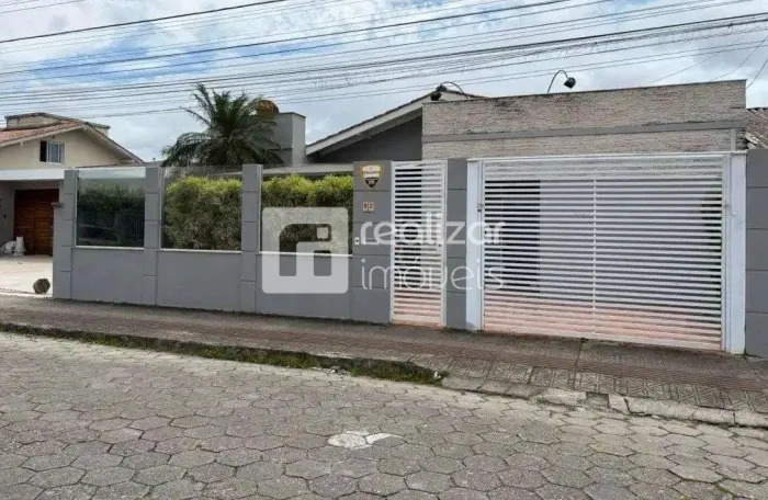 Casa de 4 quartos no bairro Santa Mônica - Florianoplois