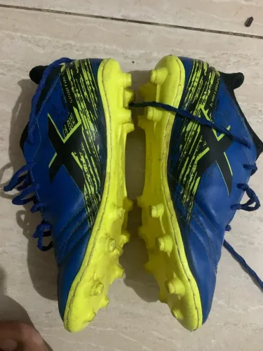 Vendo chuteira tamanho 35 semi nova 