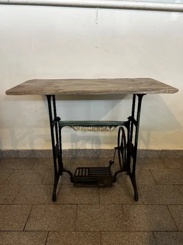 MESA DE FERRO COM PEDRA DE MÁRMORE