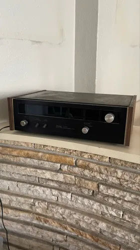 Sintonizador de rádio vintage marca Sansui