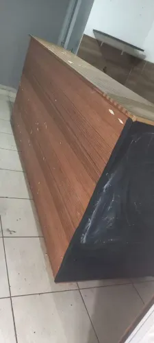 Vendo -se um balcão de MDF cor branco