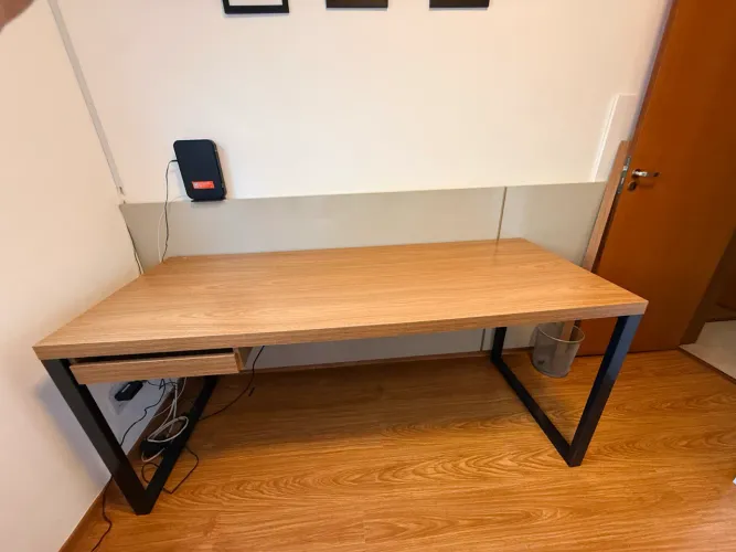 Mesa para escritório com gaveta e espaço para cabos