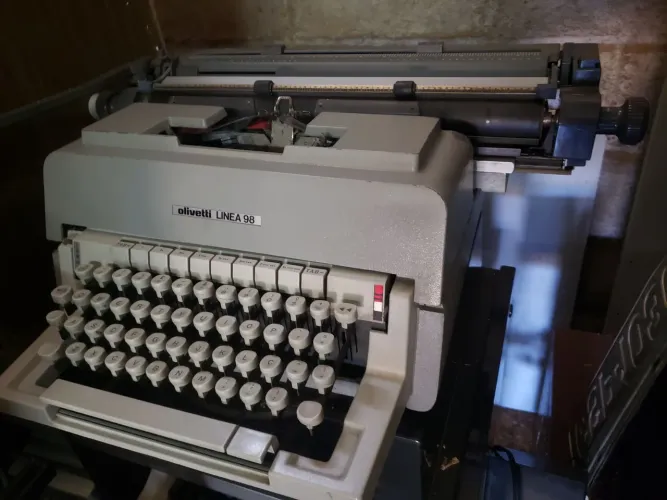Máquina de Escrever Olivetti Linea 98
