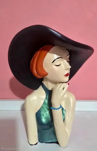 Escultura Decorativa Turma da Lilly Mulher com chapéu Estatueta