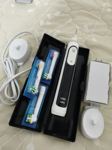Escova Elétrica Oral-B Pro 3000 (Type 3792) + Estojo + 2 Carregadores + 3 refis