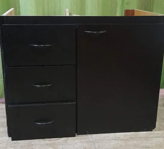 Gabinete de cozinha e um armário aéreo
