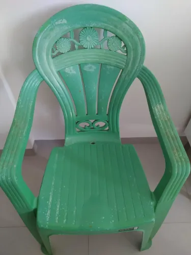 2 cadeiras de plástico 