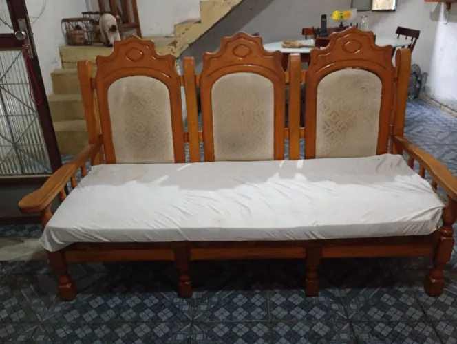 Sofá Vintage para Três Lugares com Encostos Estofados e Pés Torneados