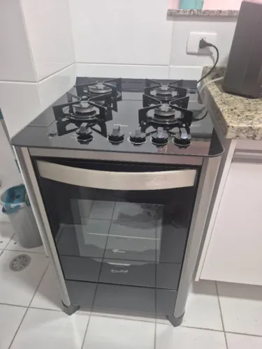 Fogão Fischer a gás com 4 bocas e mesa de vidro