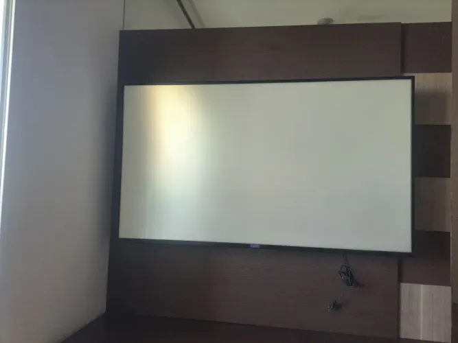Tv 65 pol sem a tela quebrada ideal para retirada de peças.