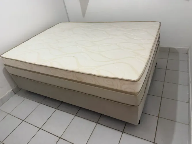 Camas de casal e Arara de Roupas