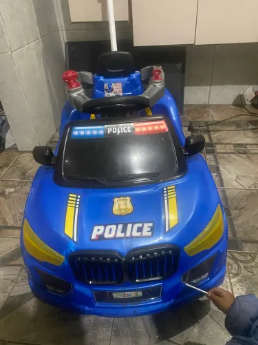 Venda-se carrinho de passeio de criança Modelo:BMW Azul com pedal
