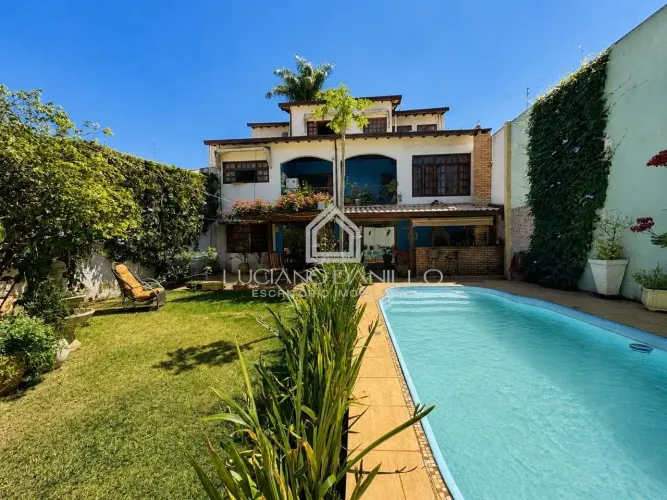 Vendo Sobrado Exclusivo com 5 Quartos localizado na Quadra 2 de Sobradinho I