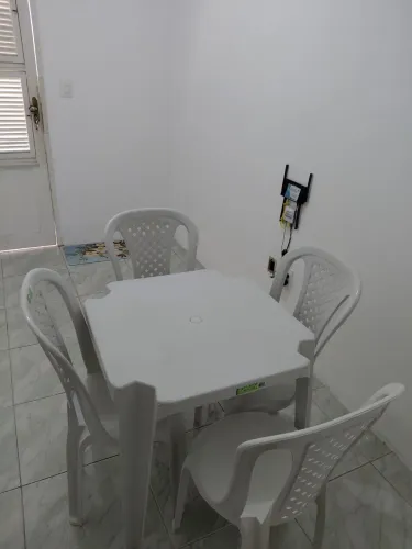 Jogo de Mesa de Plástico Quadrada + 4 Cadeiras Brancas (Super Firme)