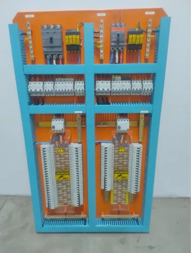 Caixa quadro com espinhas e disjuntores