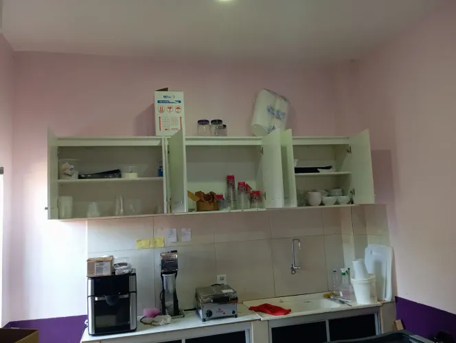 Vendo este armário de madeira novo parcelo no cartão de crédito 