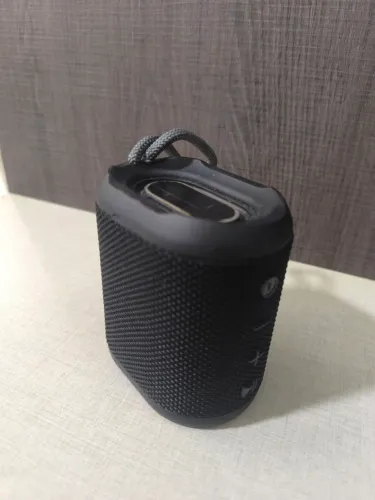 Caixa de som Bluetooth portátil similar a JBL