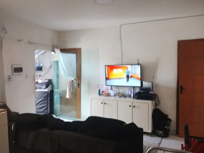 vendo uma casa com ponto comercial, área toda construída, laje coberta