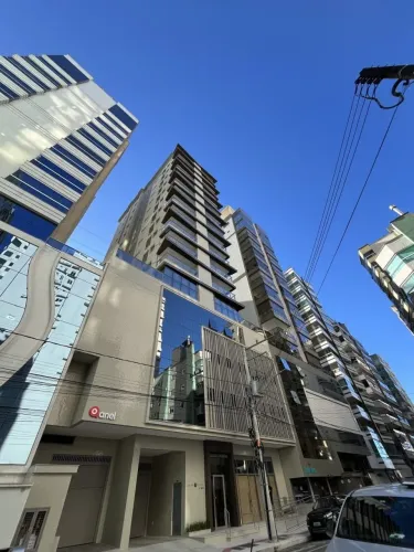 Apartamento três suítes semi mobiliado na praia de Itapema