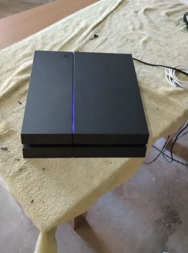 Vende se um ps 4, ele está ligando e desligando em seguida