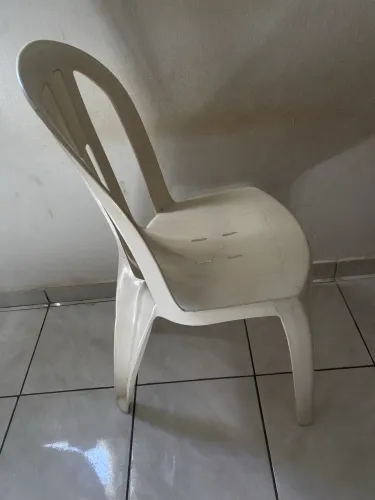 CADEIRA DE PLÁSTICO 