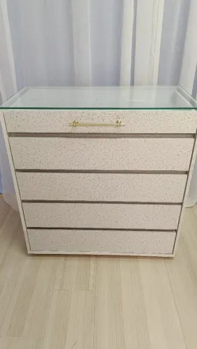 Cômoda com tampo de vidro