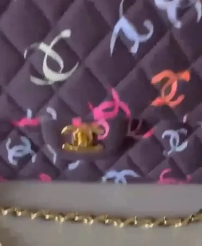 Bolsa ysl e Chanel colorida e tênis Gucci