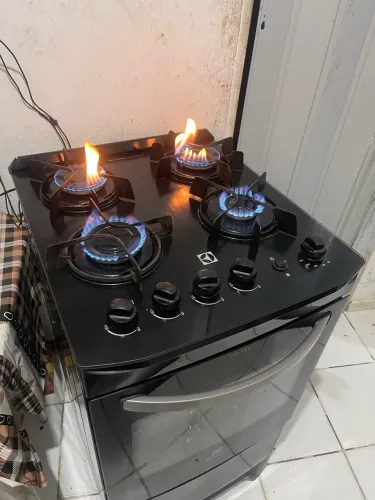 Fogão Electrolux 4 bocas tampa de vidro