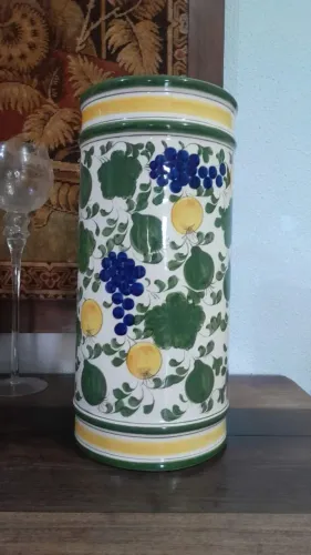 Antigo bengaleiro cerâmica pintada a mão