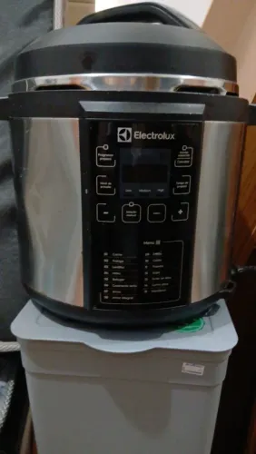 Panela elétrica Electrolux semi nova