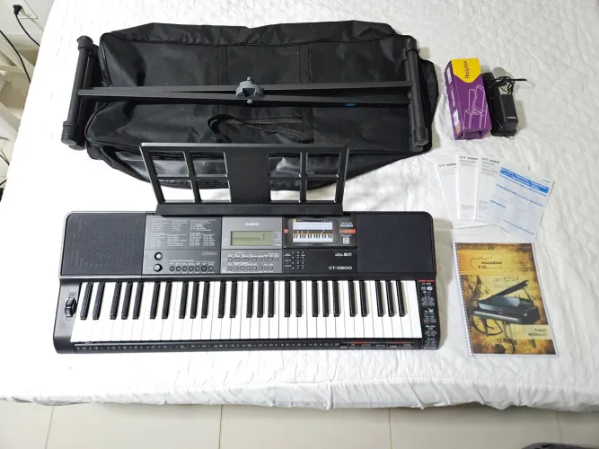 Teclado Casio CT-X800 + Pedal, Capa, Suporte e Apostila