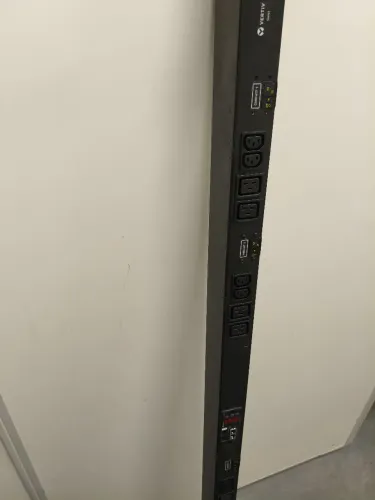 Vertiv Geist Switched Rack Unidade de distribuição de energia - Data Center rPDU - 
