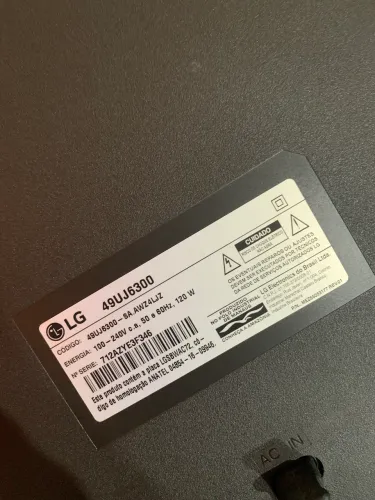 A TV liga normalmente (luz de standby acende), porém está com defeito: