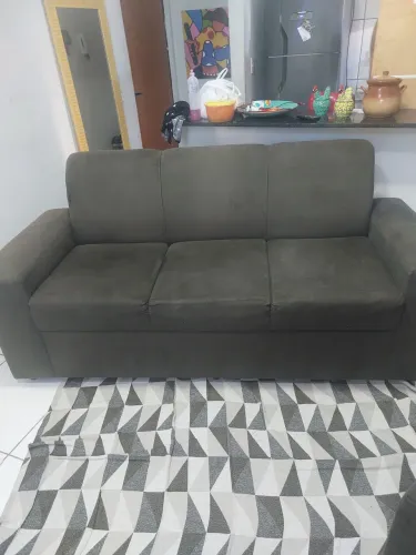 Vendo um sofá 3 lugares moderno que combina em qualquer ambiente muito resistente .