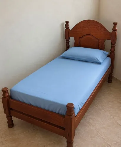 Cama de solteiro madeira maciça.