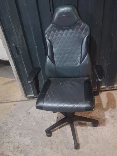 Vendo cadeira de gamer por 120 reais entrego