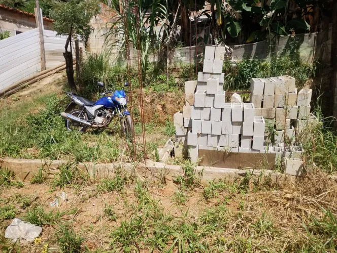 área pequena, sem luz e sem água. 