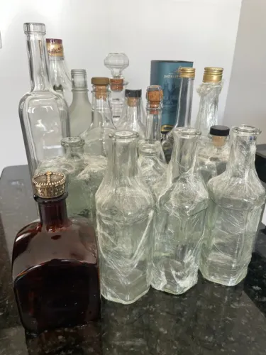 Coleção de garrafas antigas de vidros