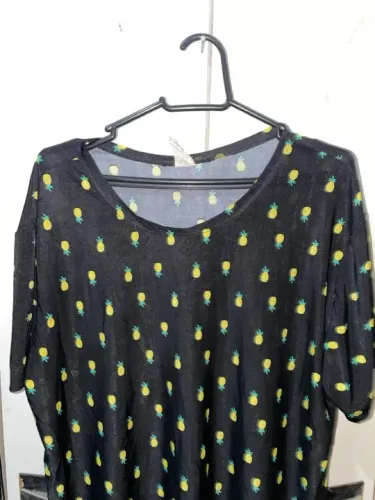 CAMISA PRETA COM DETALHES DO ABACAXI 